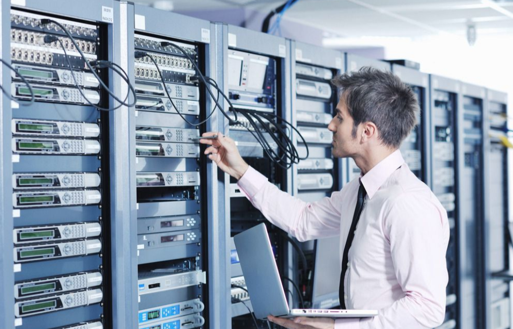 通訊行業(yè)中工控機(jī)應(yīng)用非常廣泛，通過工控機(jī)可以快速地配置基站和采集數(shù)據(jù)，進(jìn)行對通信網(wǎng)絡(luò)的合理監(jiān)控和管理。