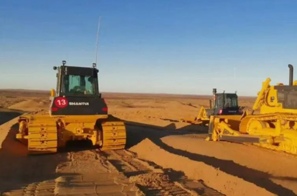 沙漠礦區(qū)中的挖掘機(jī)裝備.png 沙漠礦區(qū)中的挖掘機(jī)裝備.png